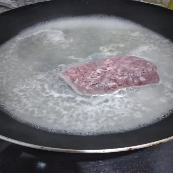 Karena saya pake daging frozen, saya rebus dengan air hingga daging berubah warna, angkat daging dan sisihkan.