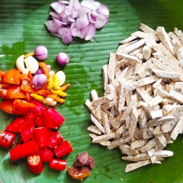 Potong tempe sesuai selera, bawang merah jumbo iris tipis-tipis.