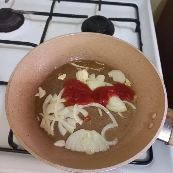 Tambahkan saus tomat.