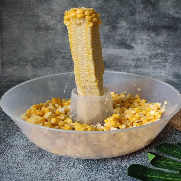 Pipil jagung, sisihkan.