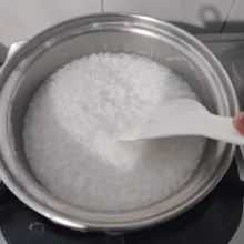 Pindahkan ke panci, masak sambil diaduk dengan api kecil.