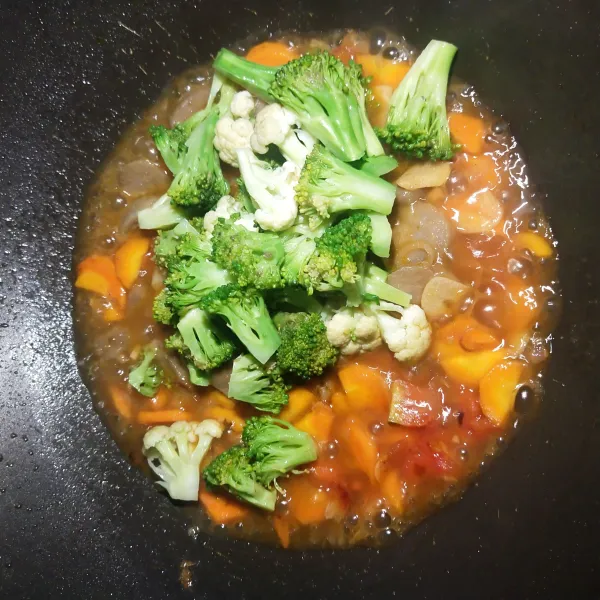 Kemudian masukkan brokoli dan saus tiram, aduk sampai rata dan masak hingga matang.