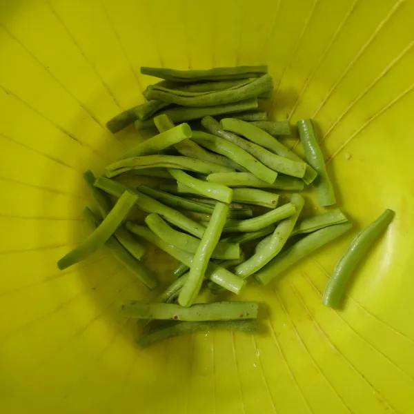 Buang ujung buncis, potong, cuci bersih dan tiriskan.