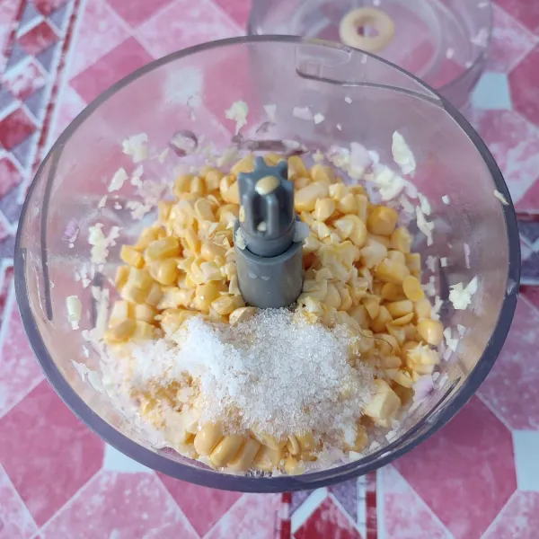 Masukkan jagung serut, gula dan garam lalu haluskan menggunakan blender.
