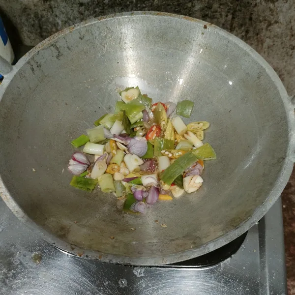 Tumis cabai, bawang merah, bawang putih dan daun bawang prei sampai layu.