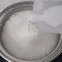 Masukkan santan, aduk kembali.