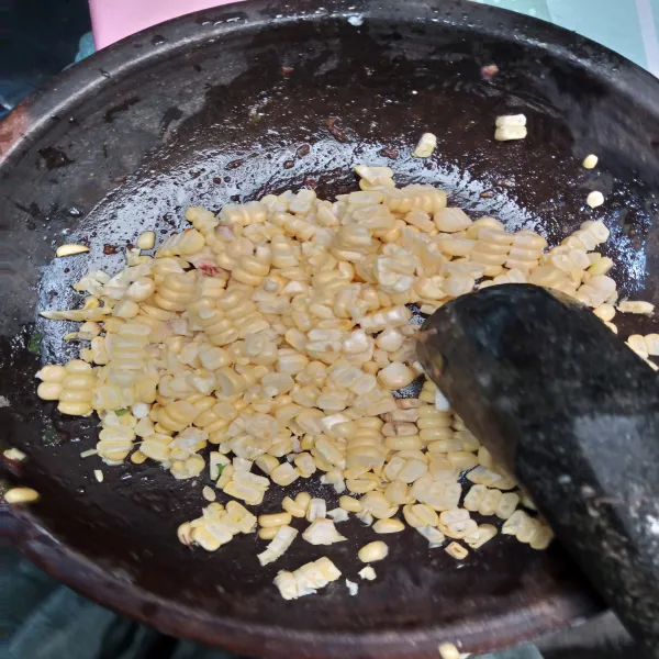 Kemudian haluskan jagung yang sudah di pipil menggunakan ulekan bumbu tadi.