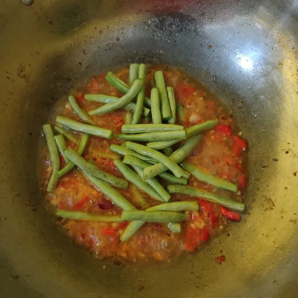 Masukkan buncis, aduk rata.