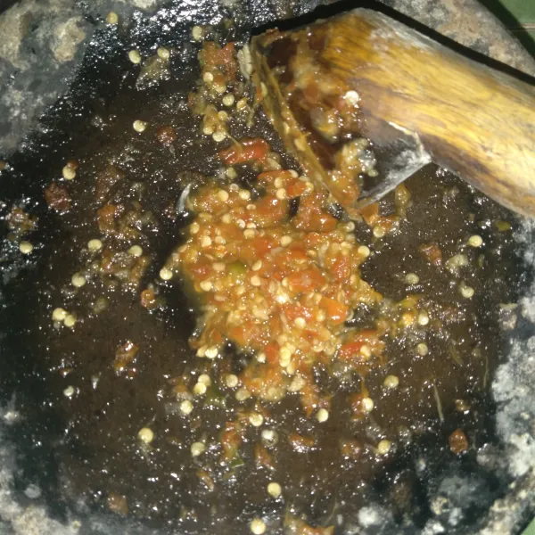 Haluskan bahan sambal.