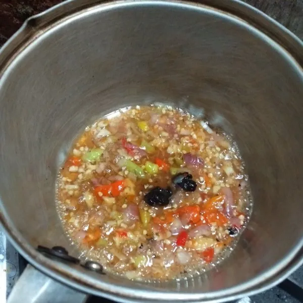 Masukkan ke dalam rebusan gula, tambahkan kecep asin dan kecap manis sampai benar-benar matang.