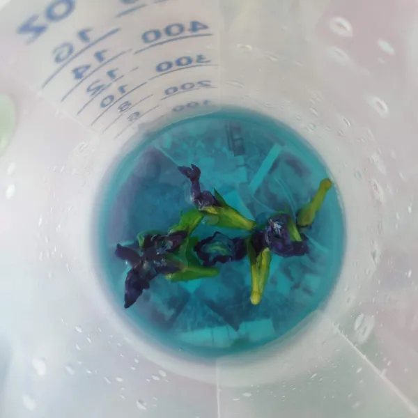 Seduh bunga telang dengan 75 ml air panas. 
Biarkan sampai keluar warna biru.