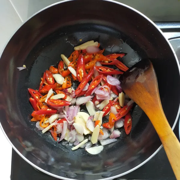 Panaskan minyak goreng, tumis bawang merah, bawang putih dan cabai hingga matang.