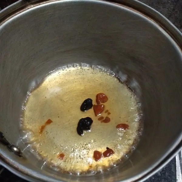Rebus air, gula dan garam sampai gula larut.