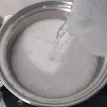 Tambahkan sisa air. 
Masak sambil diaduk sampai bubur mengental.