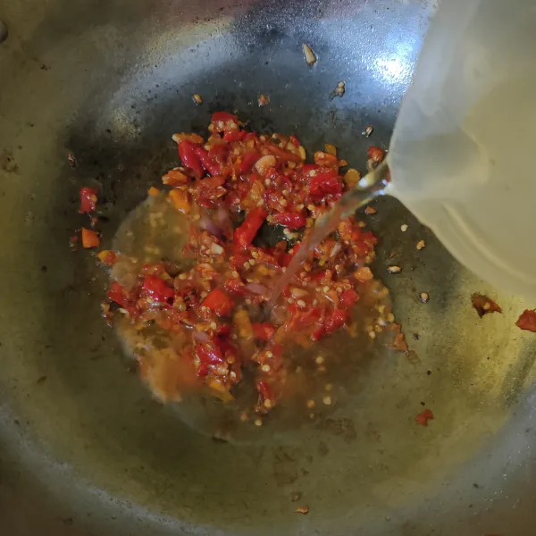 Masukkan air, masak hingga mendidih, tes rasa.
Jika kurang asin, bisa ditambah sejumput garam.