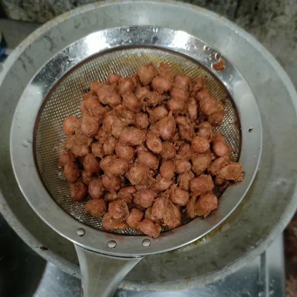 Angkat dan tiriskan, lalu sajikan.