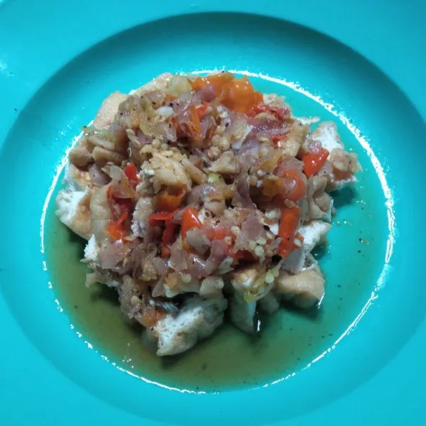 Potong-potong tahu lalu siram dengan rebusan bumbu dan siap disajikan.