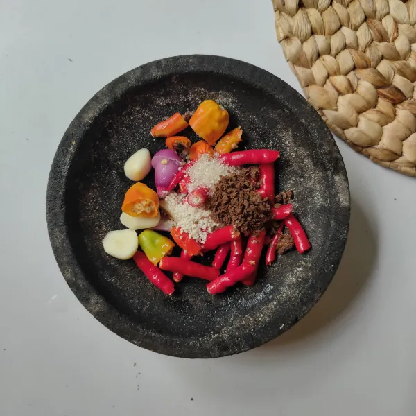 Haluskan semua bumbu halus.