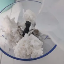 Blender nasi dengan 250 ml air sampai halus.