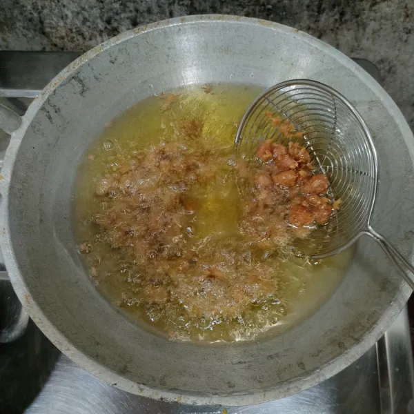 Panaskan minyak goreng dengan api kecil.
Goreng sambil dipisah-pisahkan, agar tidak saling menempel.