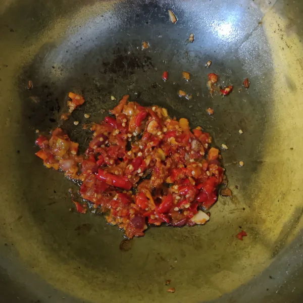 Tumis bumbu halus hingga harum dan matang.
