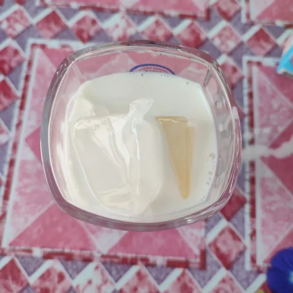 Tuang susu cair sampai ¾ gelas.