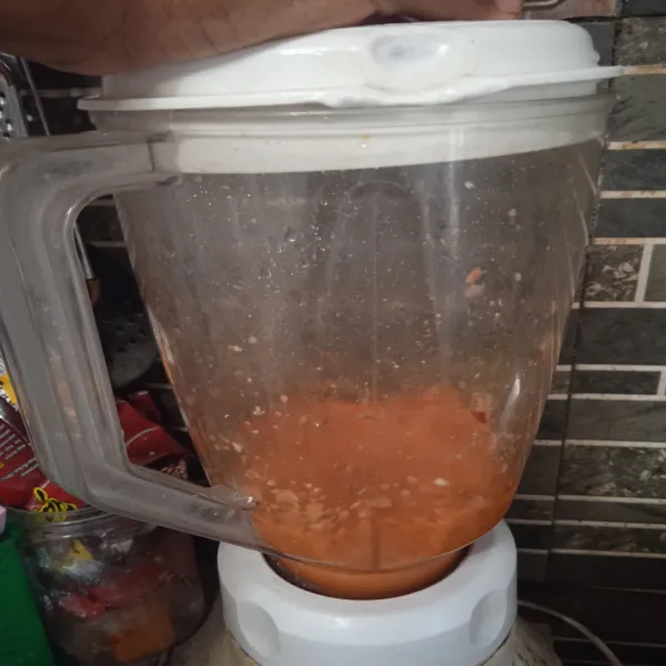 Cuci bersih cabai merah, bawang merah, bawang putih, kemudian blender.