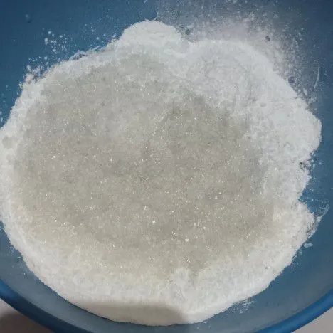Tambahkan gula pasir dan garam kemudian aduk rata