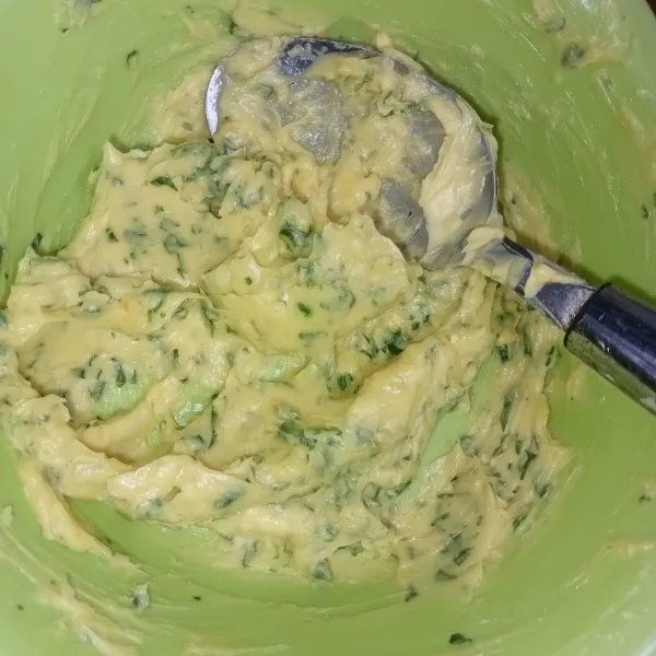 Campur semua bahan garlic butter, aduk rata.