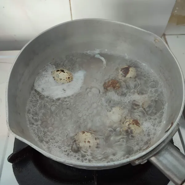 Rebus telur puyuh hingga matang, kupas dan sisihkan.