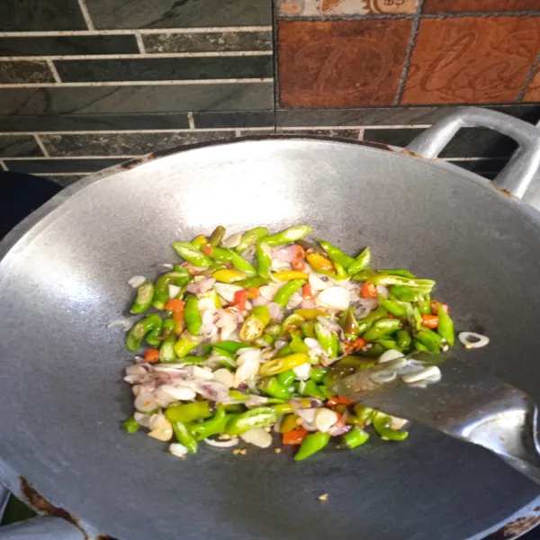 Tumis semua bumbu hingga harum.