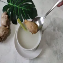 Masukkan juga jahe gepreknya ke dalam gelas agar rasanya lebih kuat.