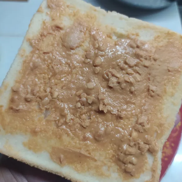 Ambil roti tawar, beri salah satu sisi dengan selai kacang.
Tumpuk di atas roti keju dengan posisi selai kacang di atas.