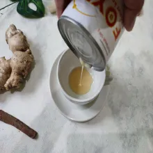 Tuangkan madu dan susu kental manis ke dalam gelas saji.