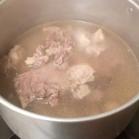 Rebus daging sampai empuk.