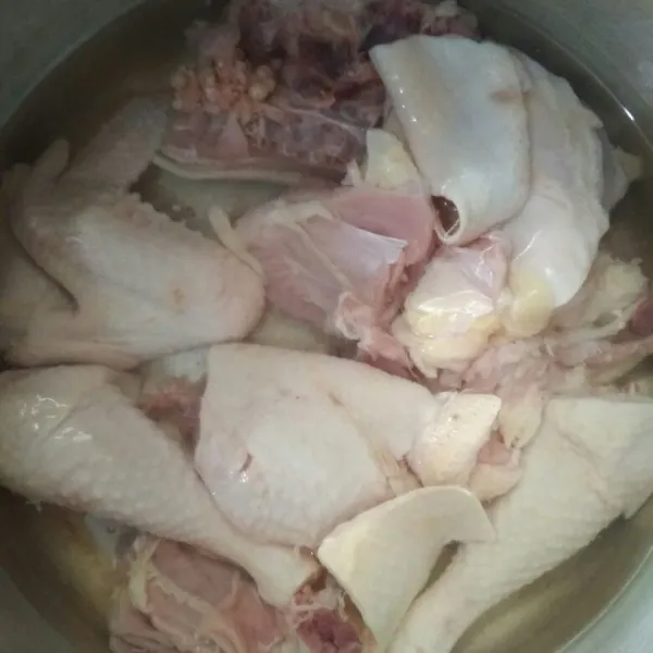 Cuci bersih potongan daging ayam kemudian rebus, takar air kaldu sebanyak 1500 ml.