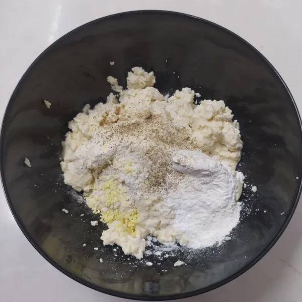 Masukkan tepung bumbu serbaguna, tepung beras, merica, garam dan kaldu jamur. 
Aduk sampai rata.
