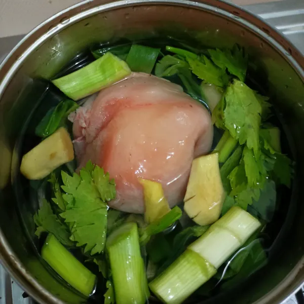Cuci bersih ayam kemudian rebus bersama dengan daun bawang prei, jahe dan seledri hingga mendidih.
Buang air dan cuci ayam.