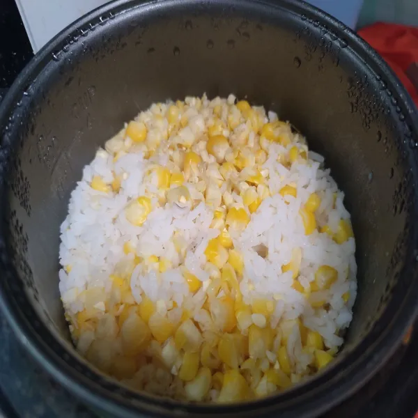 Masak nasi jagung di dalam rice cooker hingga matang.