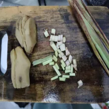 Iris-iris serai, geprek jahe, sisihkan.
