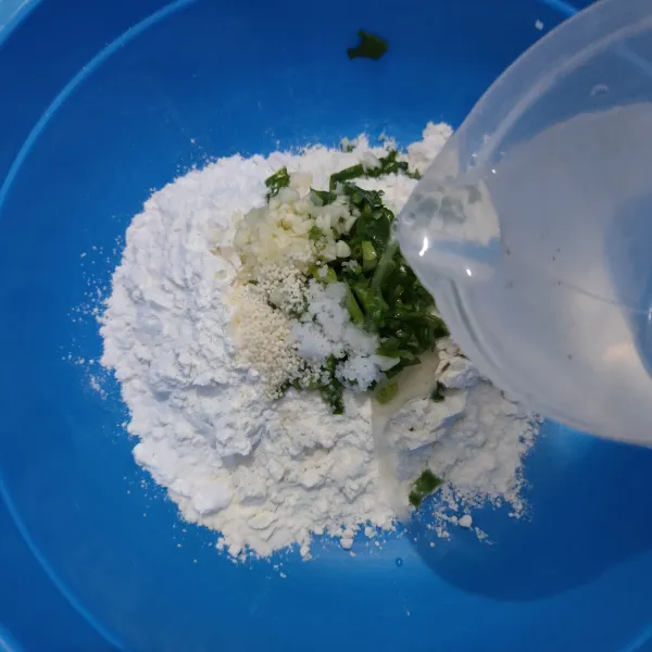 Campurkan tepung terigu, tepung tapioka, bawang putih, daun bawang, daun seledri, kaldu jamur dan garam. Masukkan air sedikit demi sedikit.