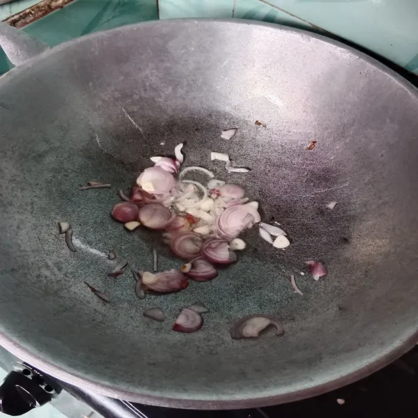 Tumis bawang merah dan bawang putih hingga layu. 
Masukkan bawang bombay. 
Tumis hingga harum.
