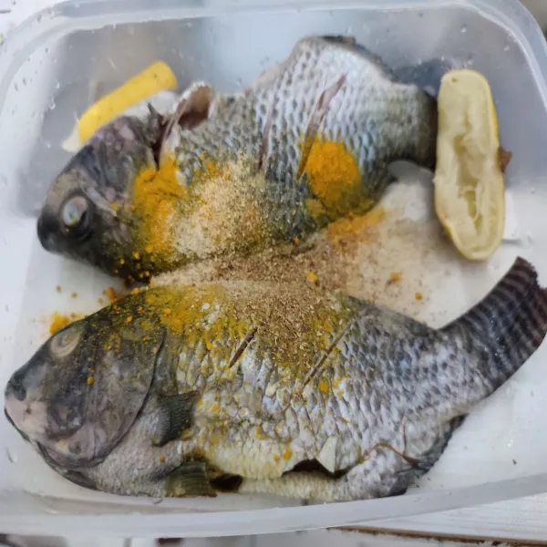 Lumuri ikan dengan jeruk lemon dan garam, kemudian beri semua bahan bumbu kering.