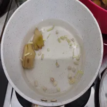 Rebus air dengan jahe dan serai.