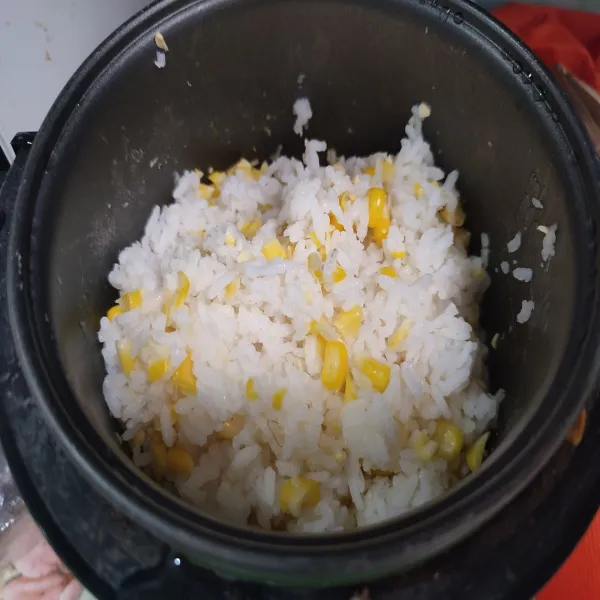 Setelah matang, aduk rata nasi.
Kemudian sajikan di atas piring saji.