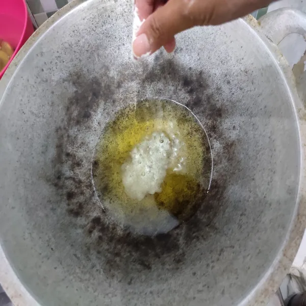 Panaskan minyak goreng, jika minyak goreng sudah panas, taburi dengan sedikit tepung.
Ini agar ikan tidak meletup ketika digoreng.