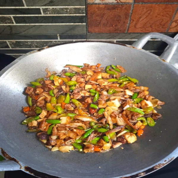 Masak sampai air menyusut, jangan lupa tes rasa sebelum kompor dimatikan.
Angkat dan sajikan di atas piring saji.