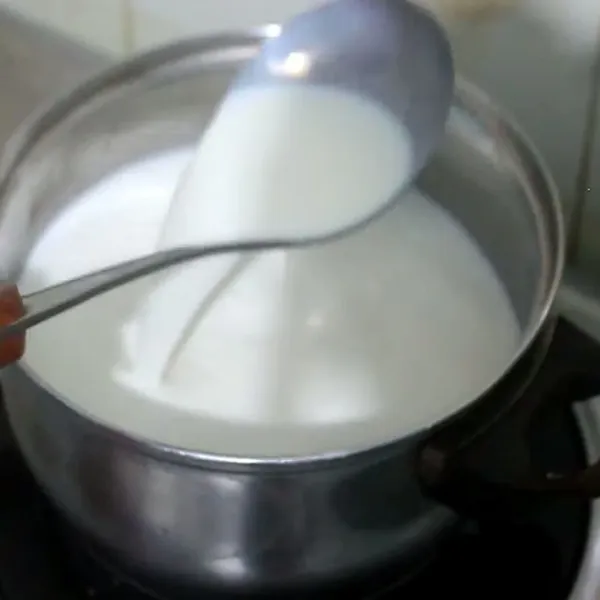 Siapkan panci, masukkan susu, agar-agar dan gula. Masak hingga mendidih sambil di aduk-aduk.
