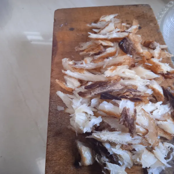 Suwir-suwir ikan asin.