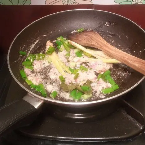 Tumis bumbu halus bersama daun jeruk, salam, lengkuas, serai dan daun bawang sampai harum.